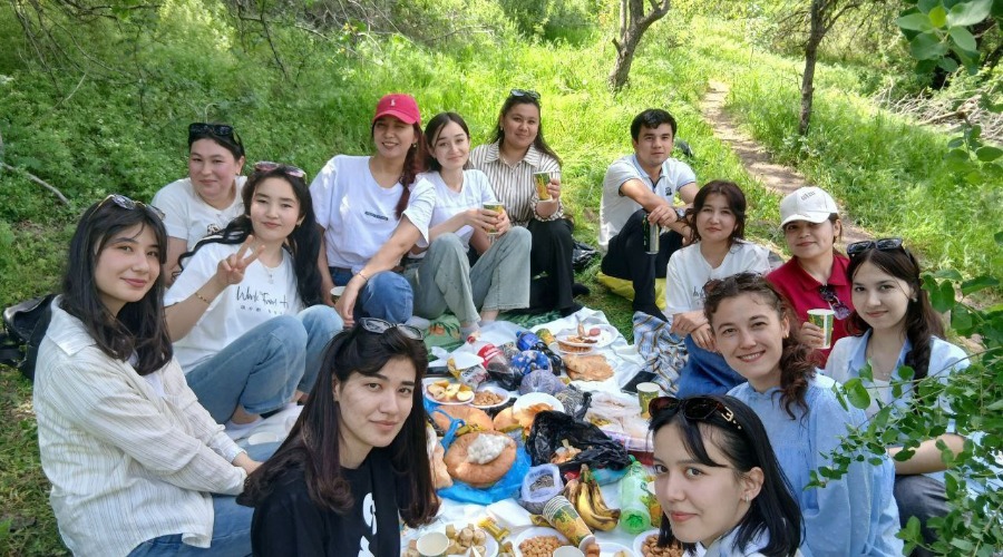 "Vatan bo'ylab sayohat qil" shiori ostida tog' qo'yniga sayohat tashkillashtirildi.