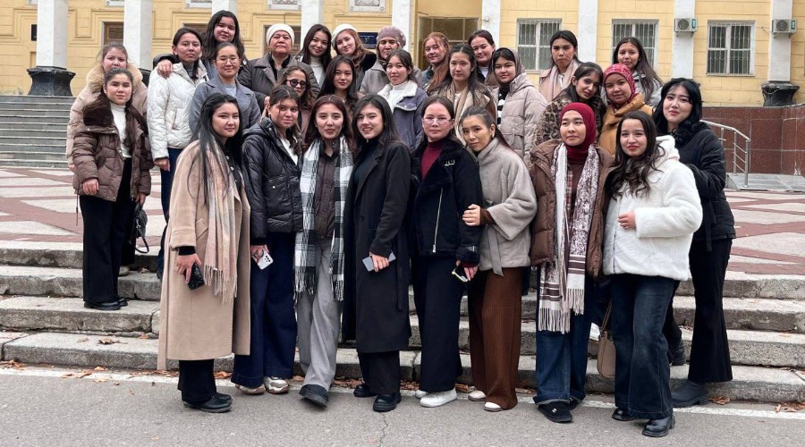 Universitetimiz ijodkor qizlari Alisher Navoiy nomidagi Davlat adabiyot muzeyiga tashrif buyurdi.