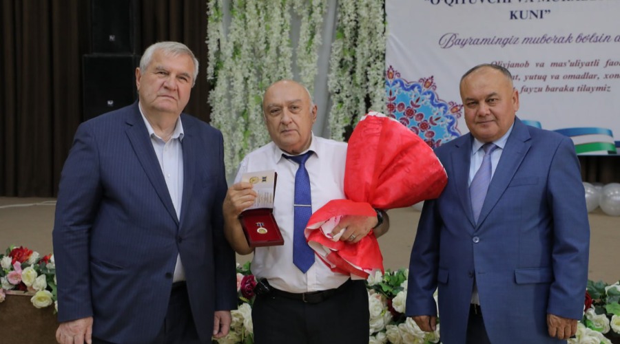 "Oliy ta’lim a’lochisi" ko‘krak nishoni bilan mukofotlangan professor-o'qituvchilar!