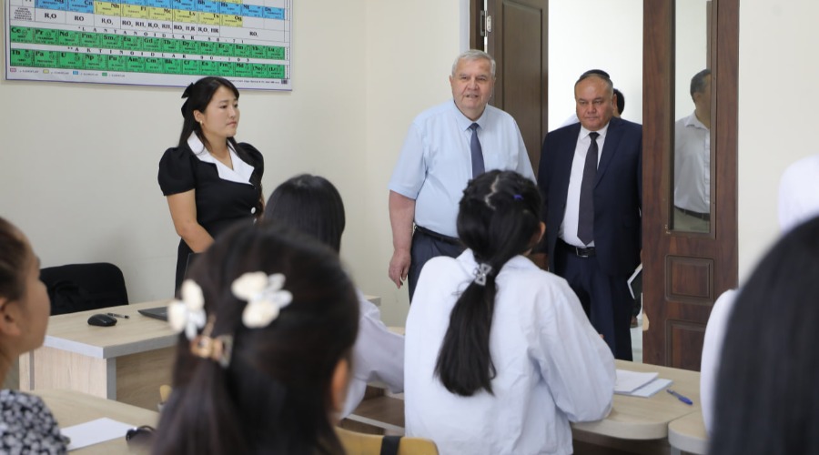 Rektor o‘qituvchi va talabalarga yaratilgan sharoitlarni ko‘zdan kechirdi