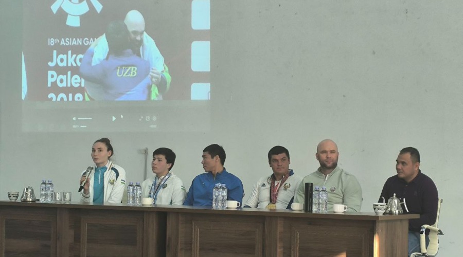 "Chempionlikka chempionlar bilan birga" mavzusida ochiq davra suhbati