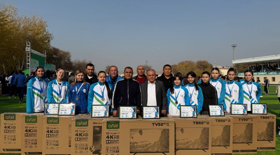 Guliston davlat universitetida “Besh tashabbus” olimpiadasi Respublika final bosqichining yopilish va taqdirlash marosimi bo‘lib o‘tdi. Tadbirda Oliy ta’lim, fan va innovatsiyalar vaziri Kongratbay Sharipov ishtirok etdi.