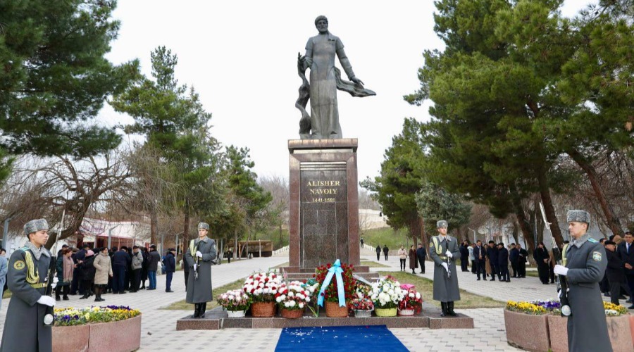 Alisher Navoiy haykali poyiga gullar qo‘yildi