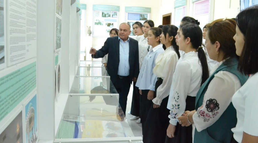 Universitet prorektori kutilmaganda “Birinchi kurs maktabi” ishtirokchilariga gid bo‘ldi