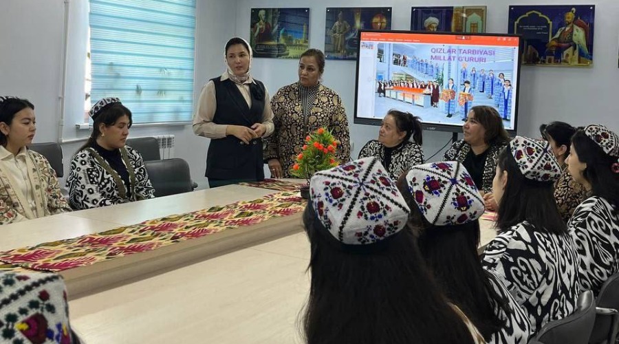 Talabalar turar joyida “Qizlar tarbiyasi – millat g‘ururi” mavzusida davra suhbati