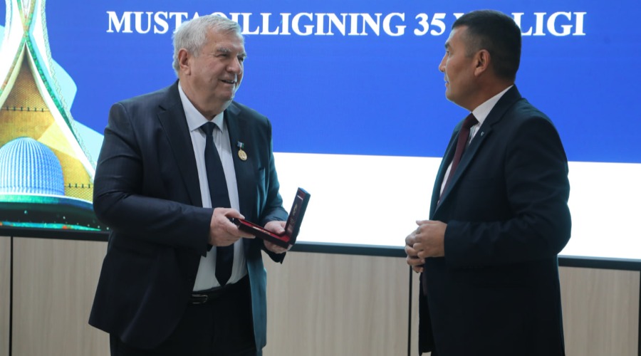 “O‘zbekiston Respublikasi mustaqilligining 35-yilligi” esdalik nishonlari topshirildi