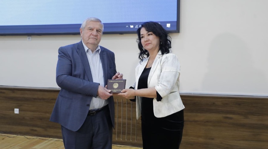 Диплом учёной степени вручён в торжественной обстановке