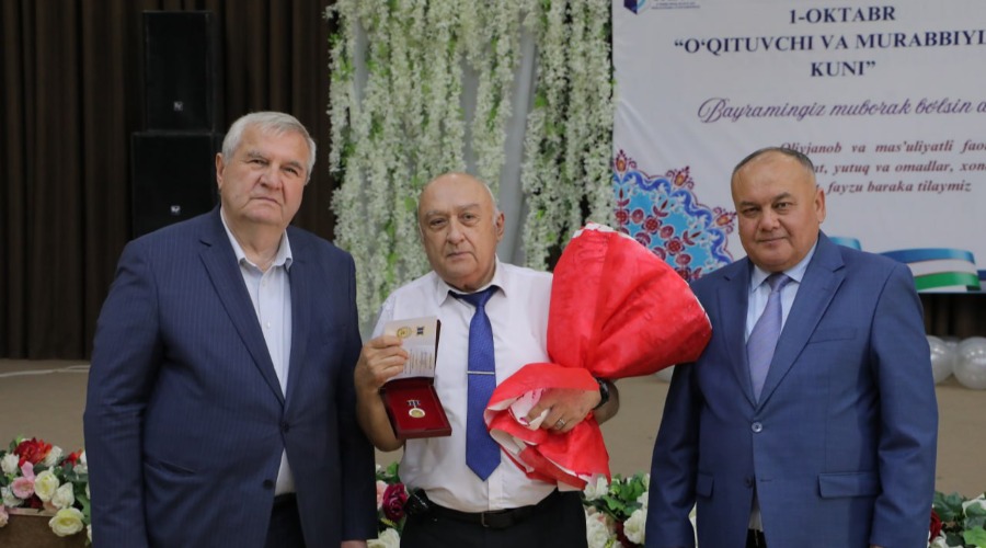 Ustozlarga ko‘krak nishonlar topshirildi