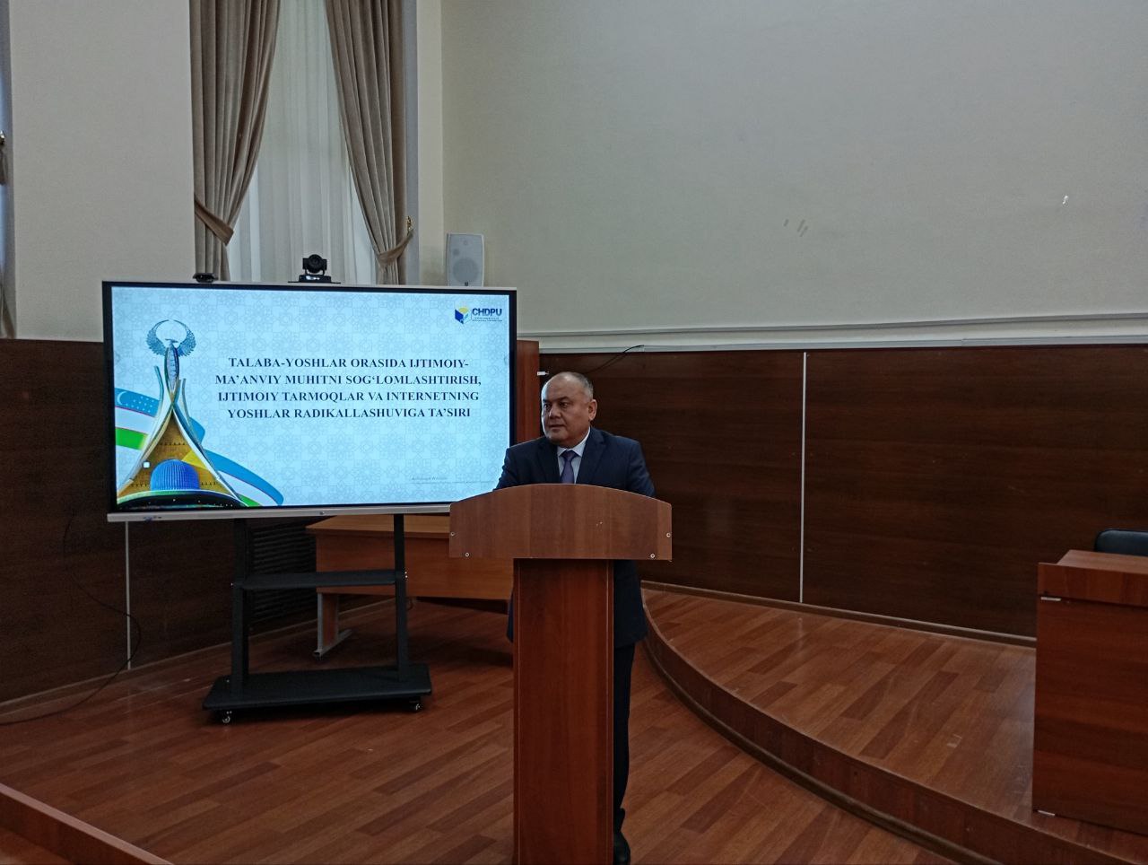 Chirchiq davlat pedagogika universitetida “Jaholatga qarshi – maʼrifat bilan kurash!” va “Inson qadri va huquqlarining ustuvorligi – taraqqiyot poydevori” mavzusida davra suhbati bo'lib o'tdi. Gallery Image