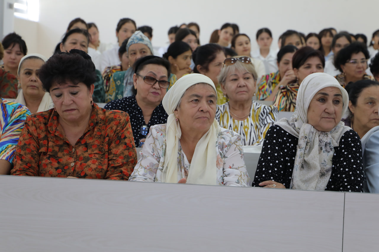 Uch avlod uchrashuvi Gallery Image