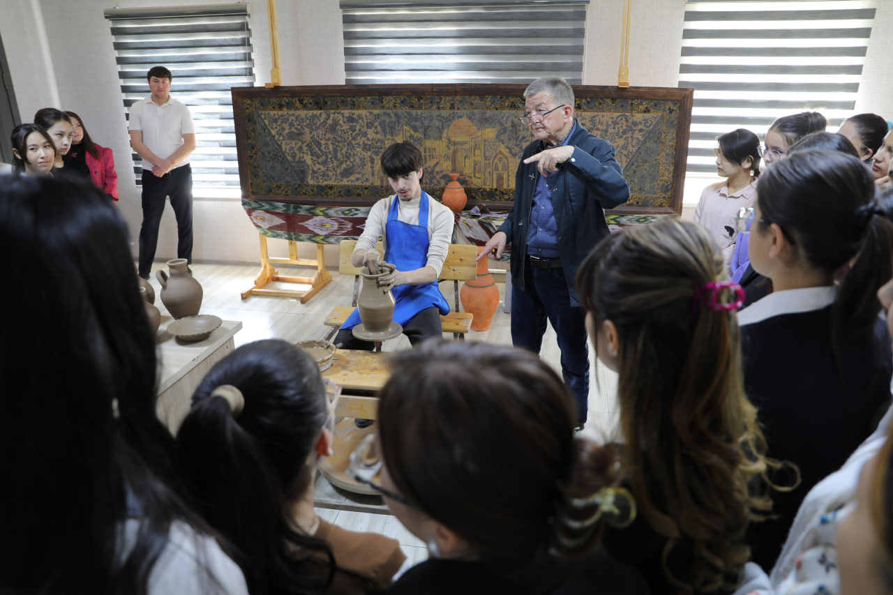 Xalq ustasi Alisher Nazirov bilan mahorat darsi: an’ana va zamonaviylik uyg‘unligi Gallery Image