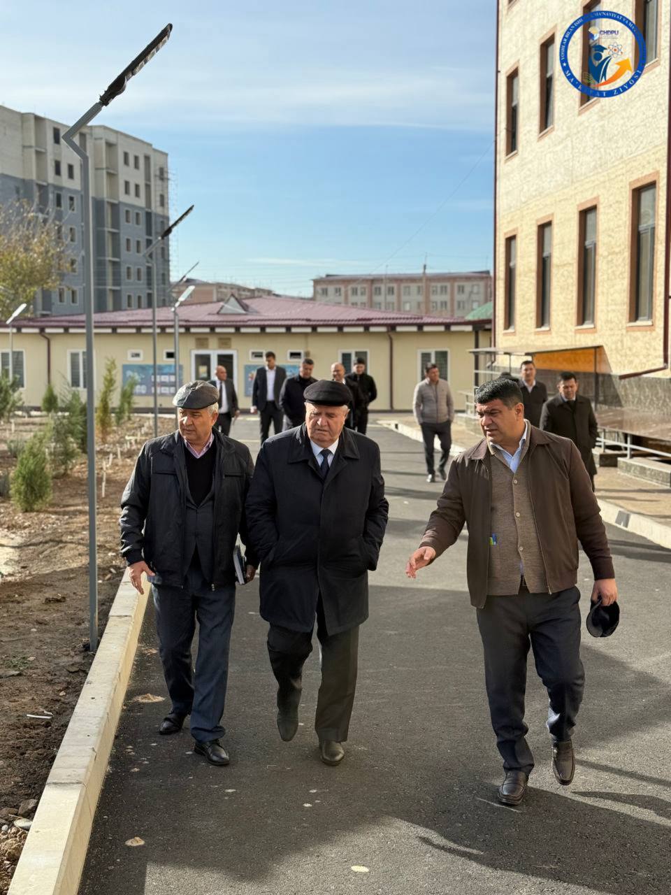 Universitet rektori yangi o'quv binosidagi qurilish va obodonlashtirish ishlari bilan tanishdi. Gallery Image