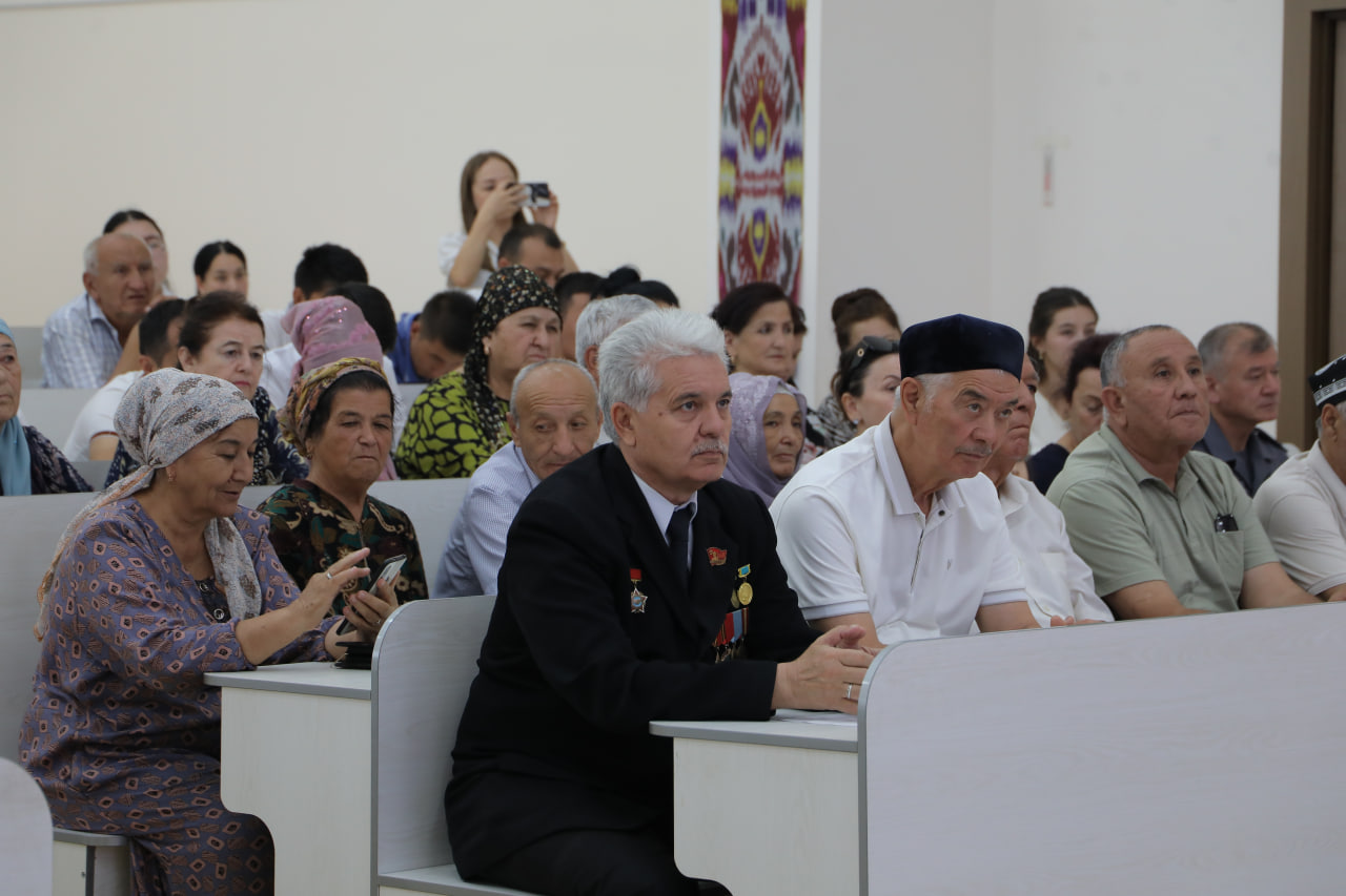 Uch avlod uchrashuvi Gallery Image