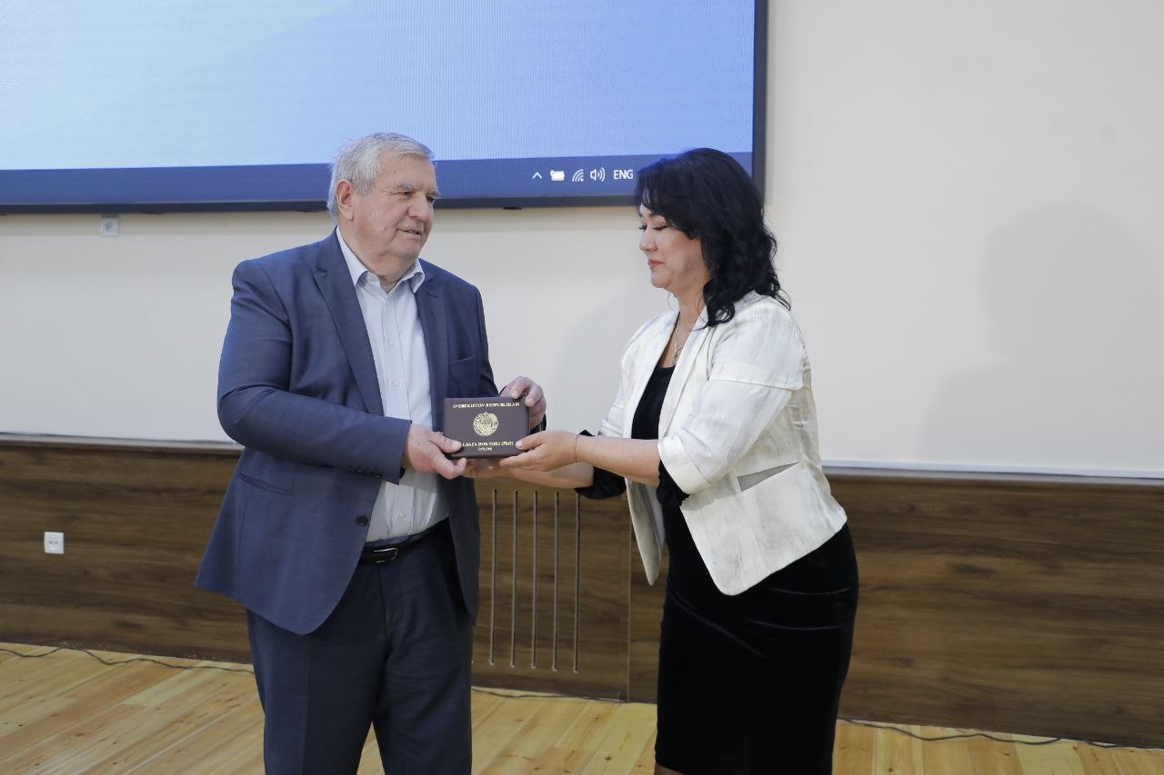 Диплом учёной степени вручён в торжественной обстановке Gallery Image