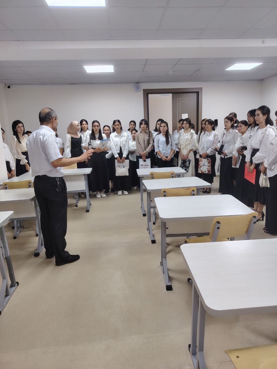 hirchiq davlat pedagogika universiteti Maktabgacha va boshlang‘ich ta’lim fakultetida 1-kurs maktabi loyihasi doirasida 2025/2026-o‘quv yili uchun 1-bosqich talabalarini kutib olish marosimi bo‘lib o‘tdi. Gallery Image