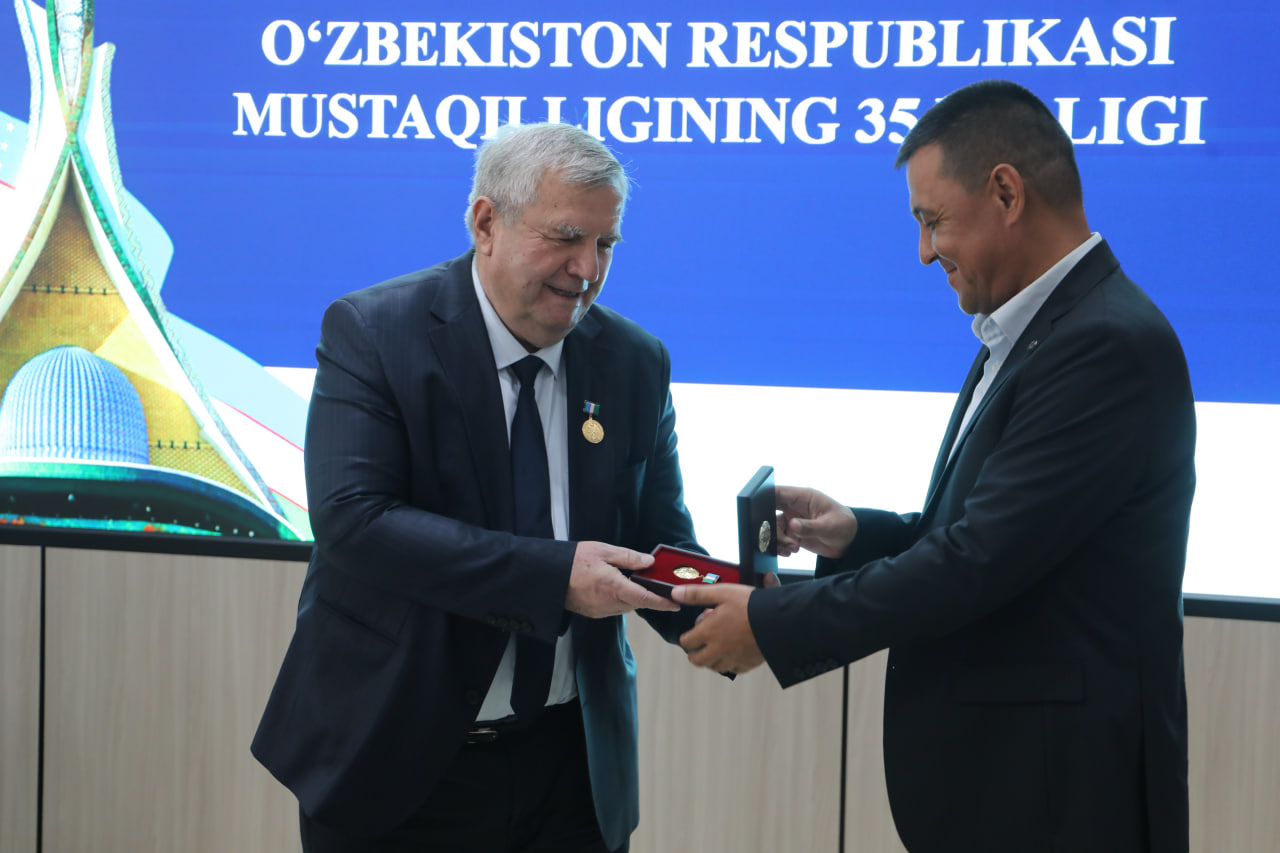 “O‘zbekiston Respublikasi mustaqilligining 35-yilligi” esdalik nishonlari topshirildi Gallery Image
