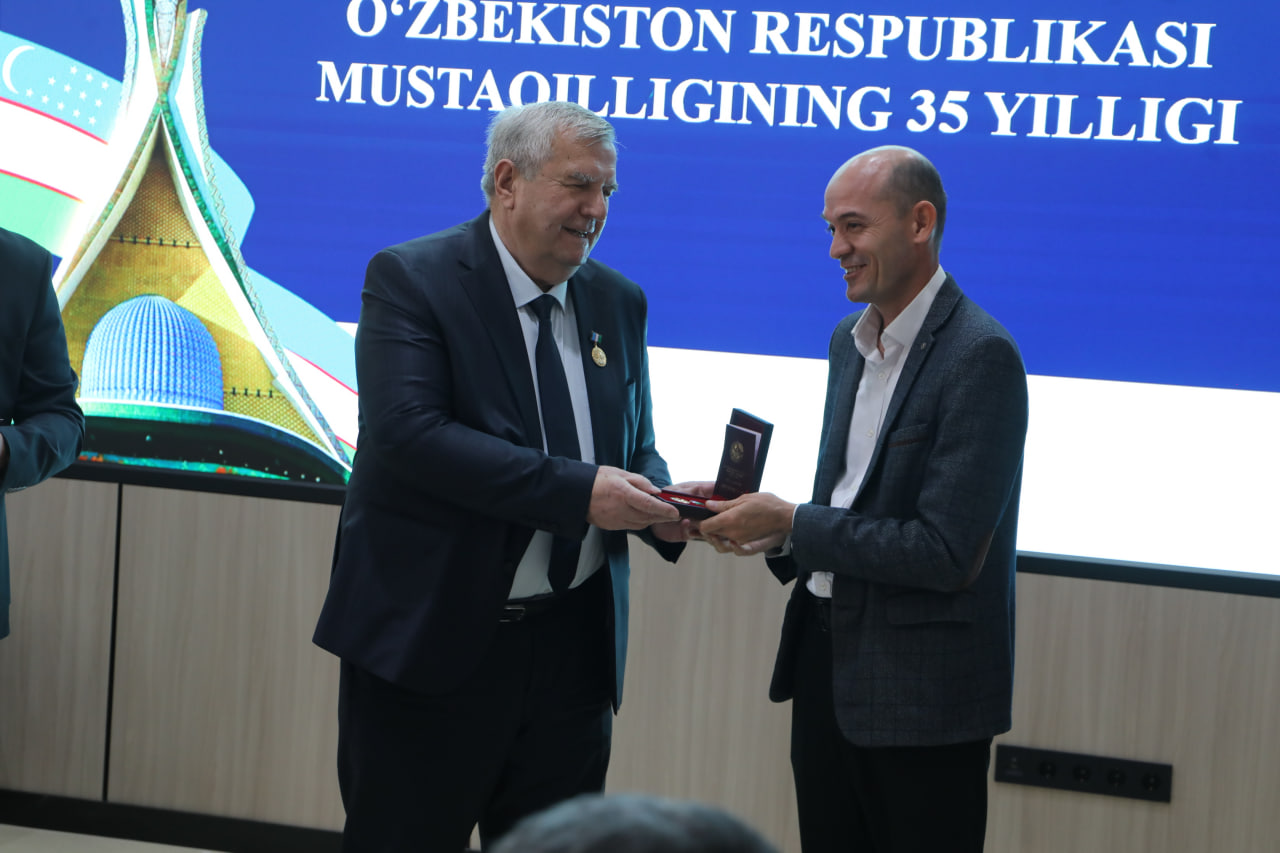 “O‘zbekiston Respublikasi mustaqilligining 35-yilligi” esdalik nishonlari topshirildi Gallery Image