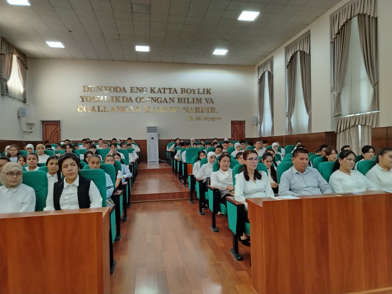 Chirchiq davlat pedagogika universitetida “Jaholatga qarshi – maʼrifat bilan kurash!” va “Inson qadri va huquqlarining ustuvorligi – taraqqiyot poydevori” mavzusida davra suhbati bo'lib o'tdi. Gallery Image