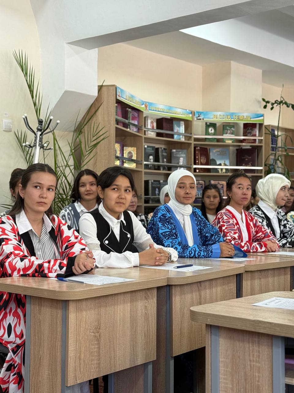 Chirchiq Davlat Pedagogika Universitetining Gumanitar fakultetida adabiyotsevar yoshlarga bag‘ishlangan “Mushoira” tadbiri bo‘lib o‘tdi. Gallery Image