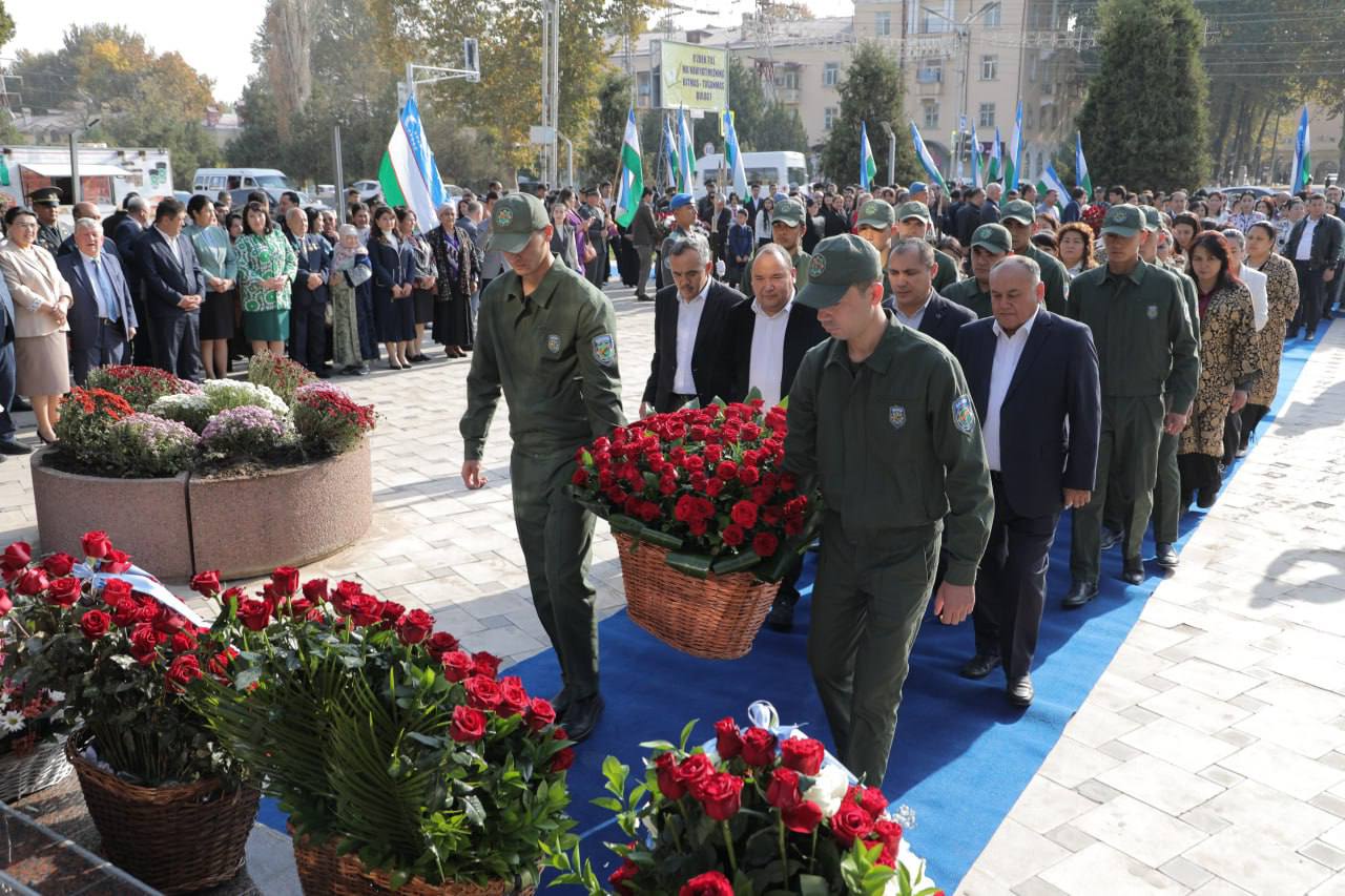 O‘zbek tili bayrami kuni munosabati bilan Alisher Navoiy haykali poyiga gulchambar qo‘yildi. Gallery Image