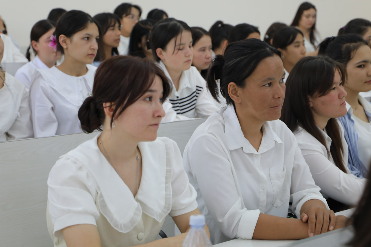 Uch avlod uchrashuvi Gallery Image