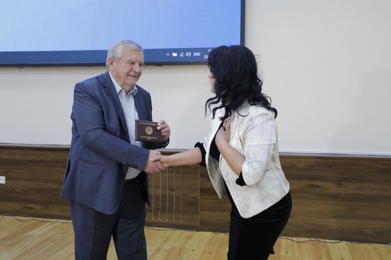 Диплом учёной степени вручён в торжественной обстановке Gallery Image