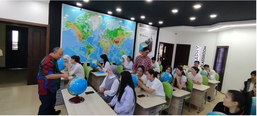 Geografiya fanlari doktori, professorlar, Nandi hamda Lili Samantri tashrifI Gallery Image