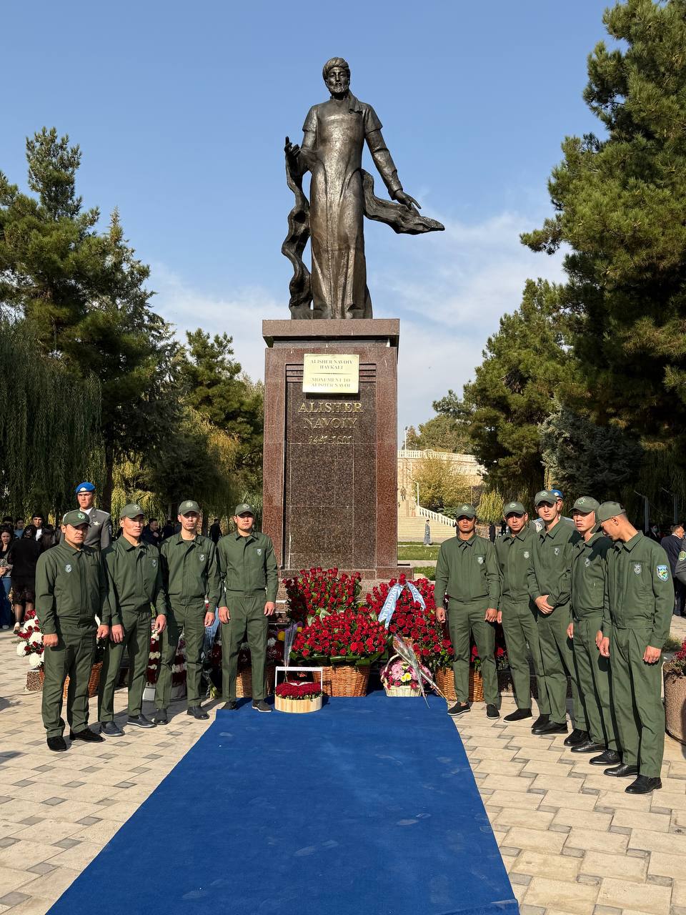 O‘zbek tili bayrami kuni munosabati bilan Alisher Navoiy haykali poyiga gulchambar qo‘yildi. Gallery Image