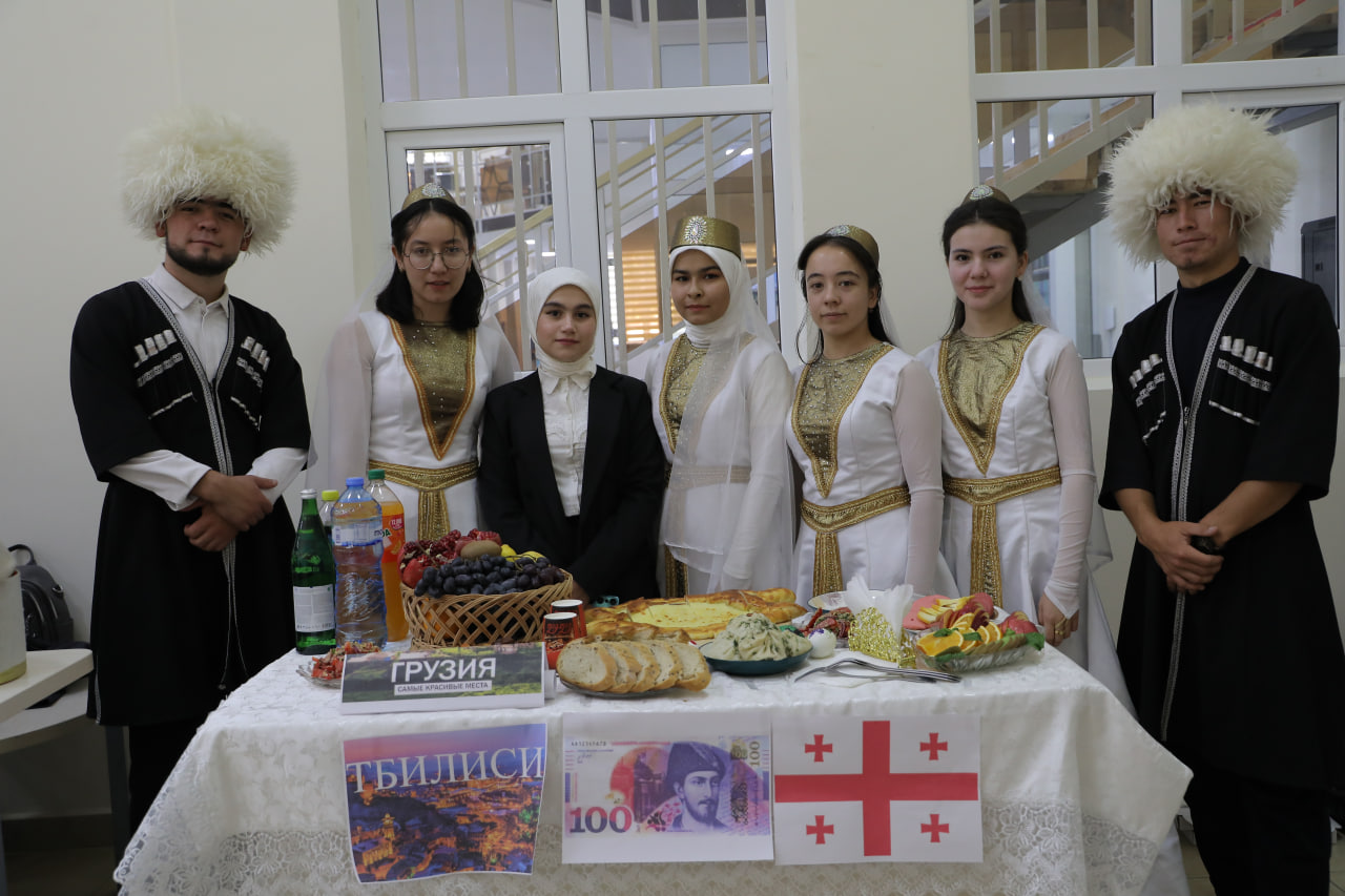 ChDPU Xalqaro Turizm kuni keng nishonlandi. Fotojamlanma Gallery Image