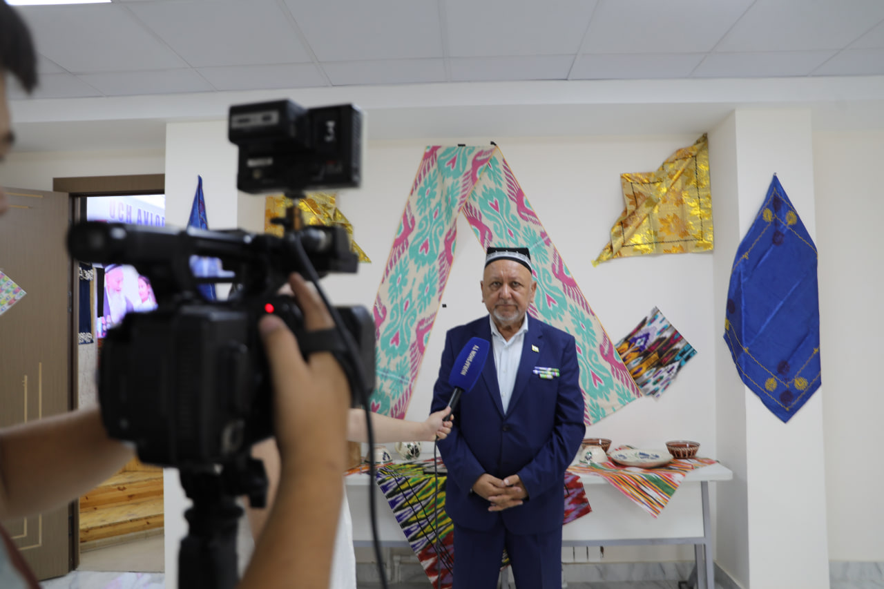 Uch avlod uchrashuvi Gallery Image