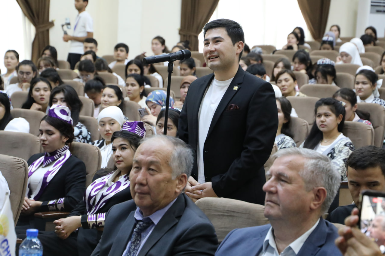 An’analarni chetlab o‘tgan ma’rifiy kecha Gallery Image