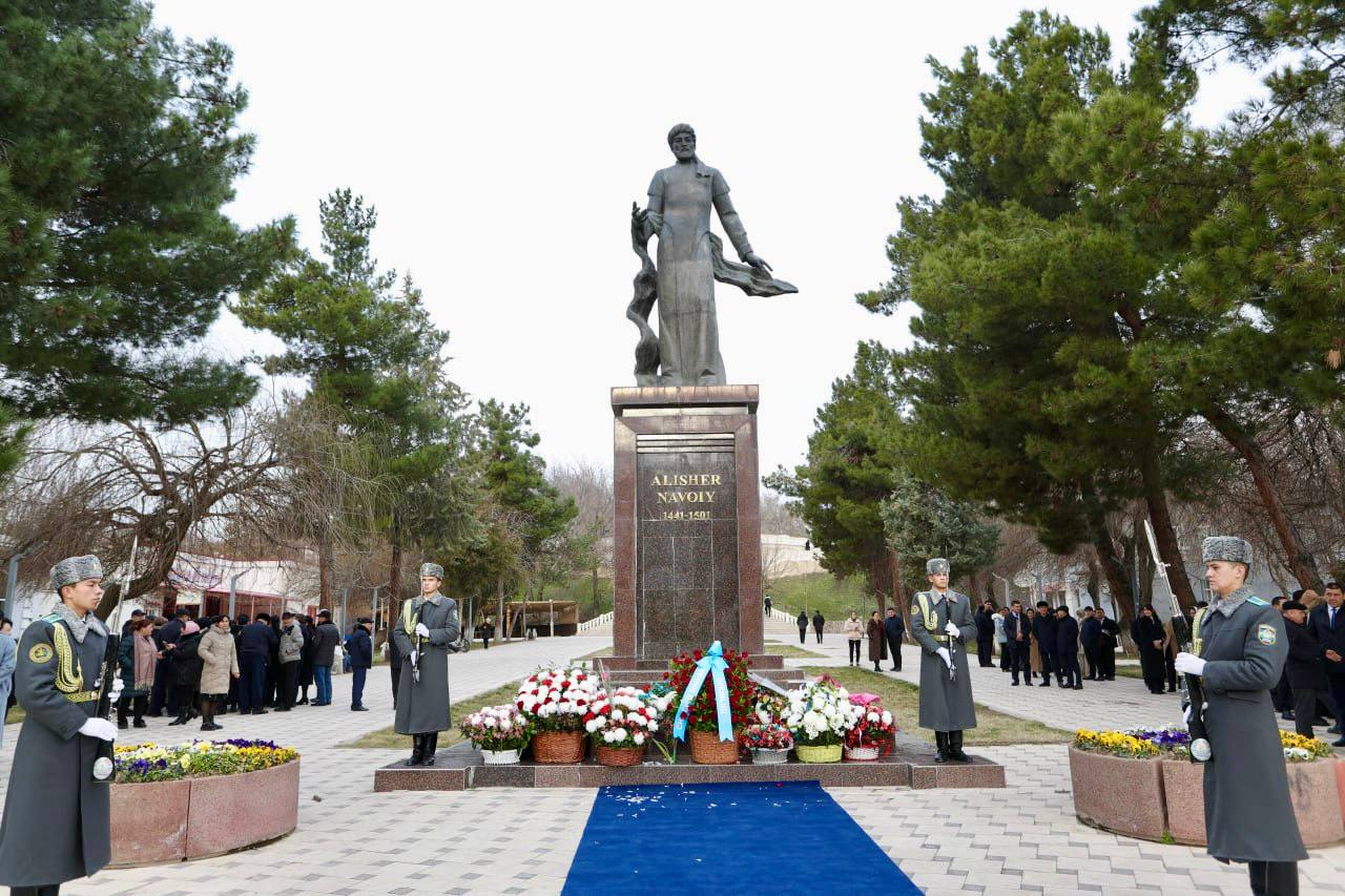 Alisher Navoiy haykali poyiga gullar qo‘yildi Gallery Image