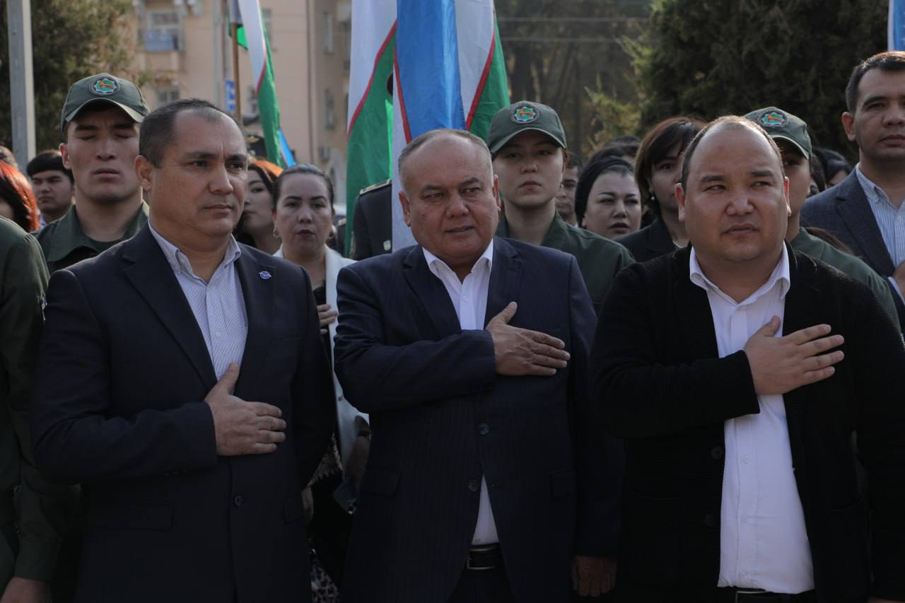 O‘zbek tili bayrami kuni munosabati bilan Alisher Navoiy haykali poyiga gulchambar qo‘yildi. Gallery Image