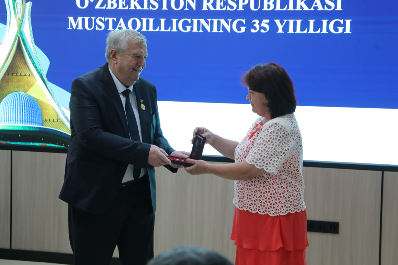 “O‘zbekiston Respublikasi mustaqilligining 35-yilligi” esdalik nishonlari topshirildi Gallery Image