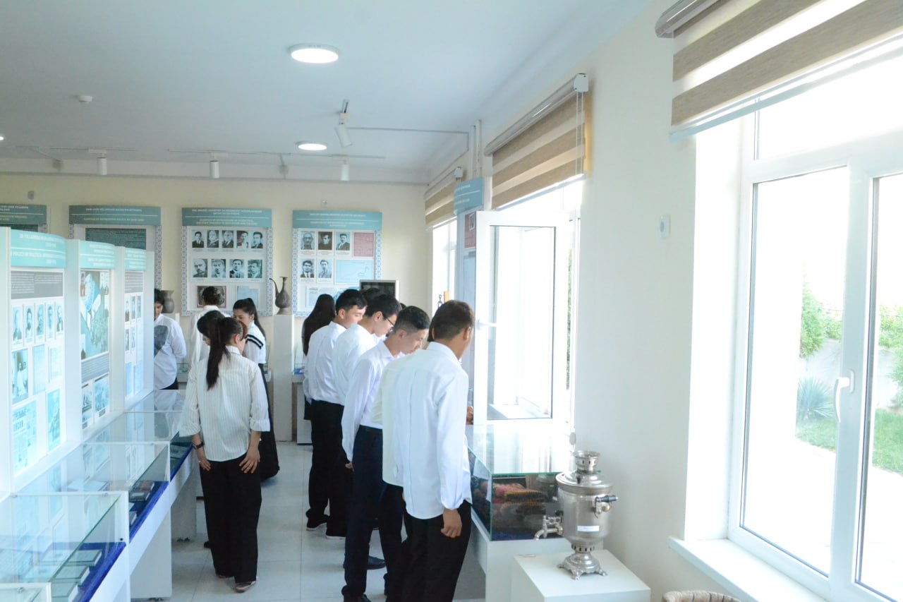 Universitet prorektori kutilmaganda “Birinchi kurs maktabi” ishtirokchilariga gid bo‘ldi Gallery Image