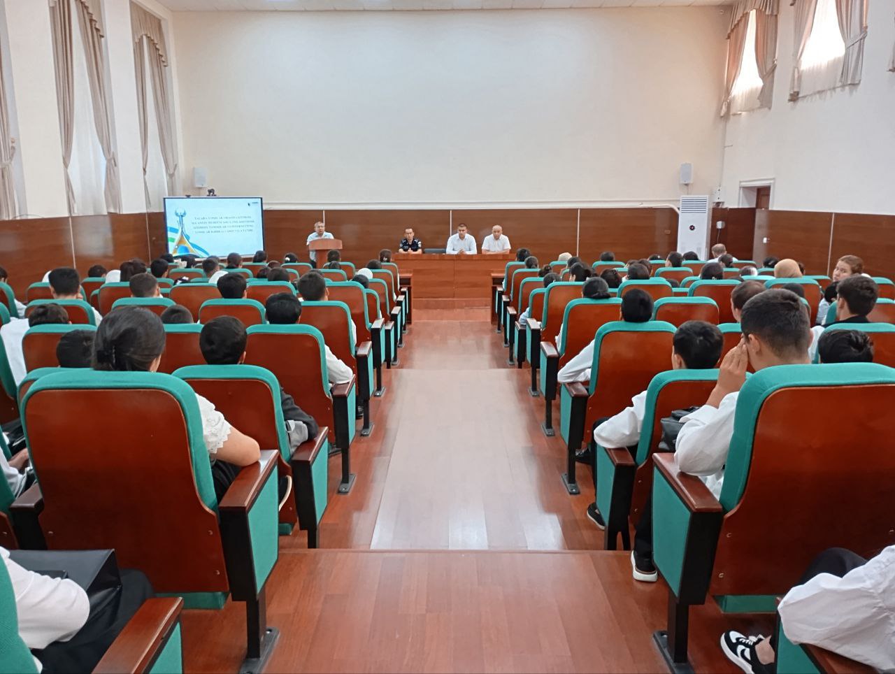 Chirchiq davlat pedagogika universitetida “Jaholatga qarshi – maʼrifat bilan kurash!” va “Inson qadri va huquqlarining ustuvorligi – taraqqiyot poydevori” mavzusida davra suhbati bo'lib o'tdi. Gallery Image