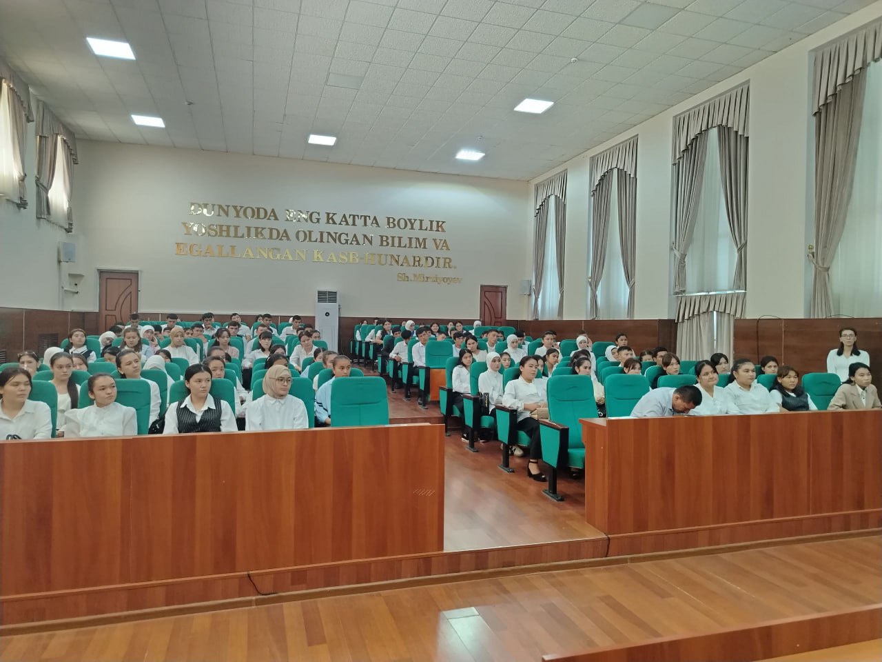 Chirchiq davlat pedagogika universitetida “Jaholatga qarshi – maʼrifat bilan kurash!” va “Inson qadri va huquqlarining ustuvorligi – taraqqiyot poydevori” mavzusida davra suhbati bo'lib o'tdi. Gallery Image