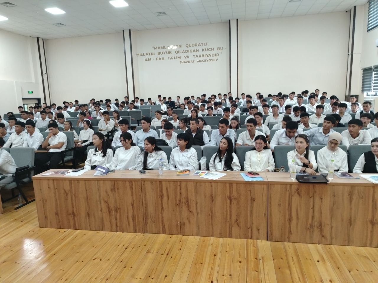 Talabalar bilan suhbat. Gallery Image