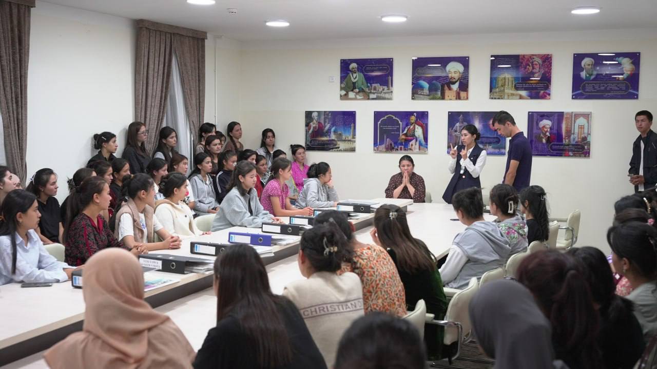 Chirchiq davlat pedagogika universiteti | 3-sonli Talabalar turar joyida talabalar bilan suhbatlashdi. Gallery Image