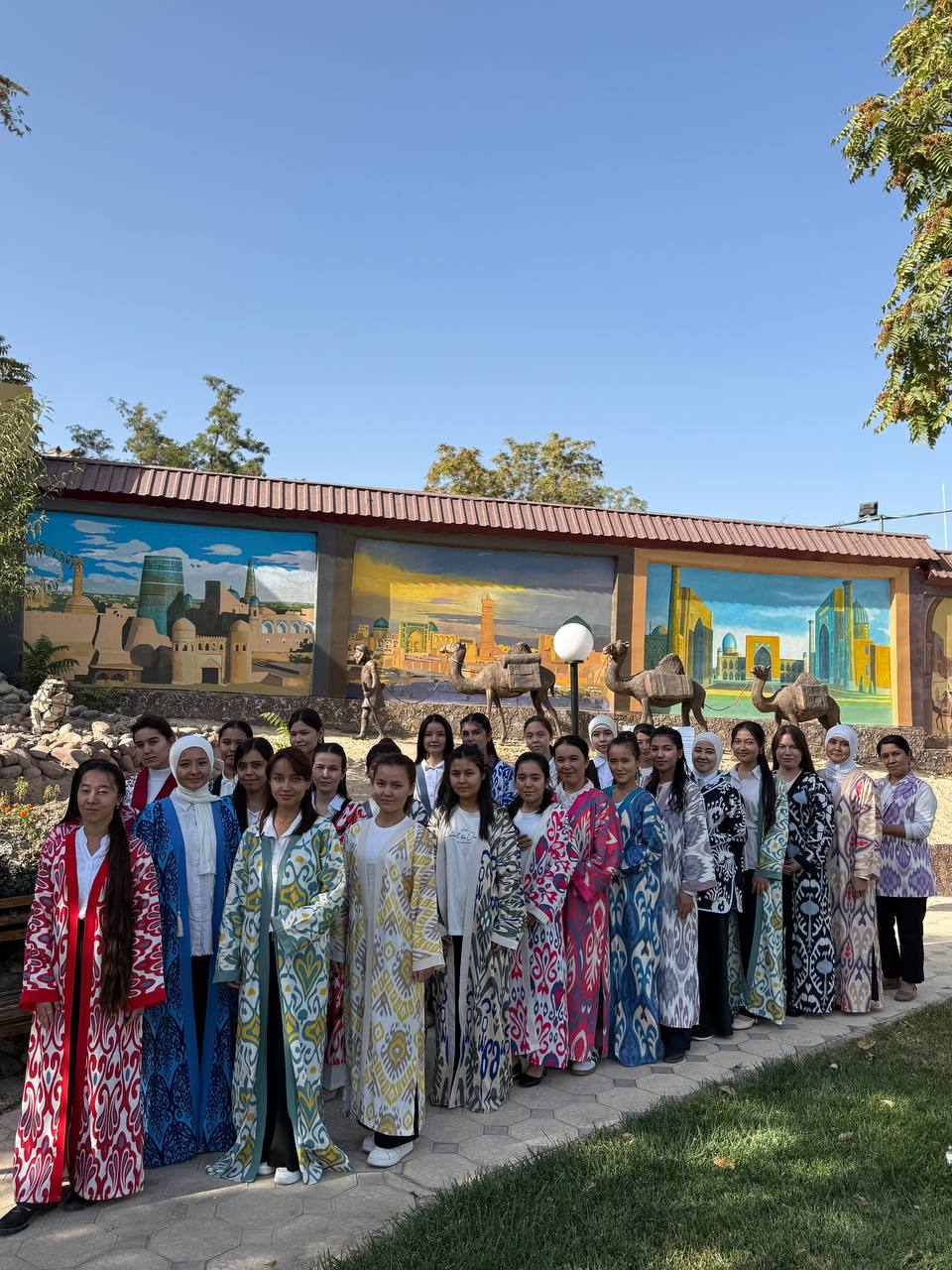 Chirchiq davlat pedagogika universitetining Gumanitar fanlar fakulteti talabalari “Juma — milliylik kuni” doirasida darslarga milliy liboslarda tashrif buyurishdi. Gallery Image