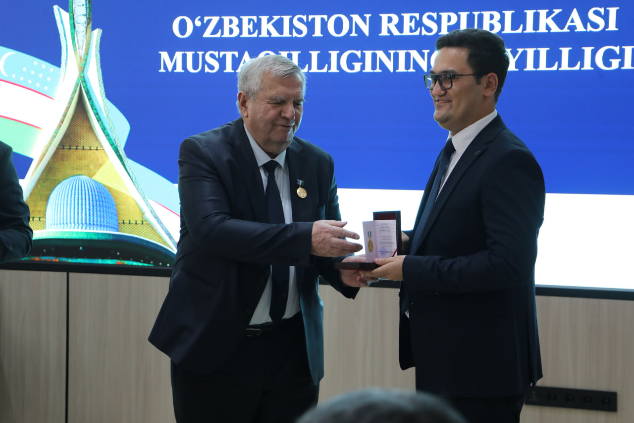 “O‘zbekiston Respublikasi mustaqilligining 35-yilligi” esdalik nishonlari topshirildi Gallery Image