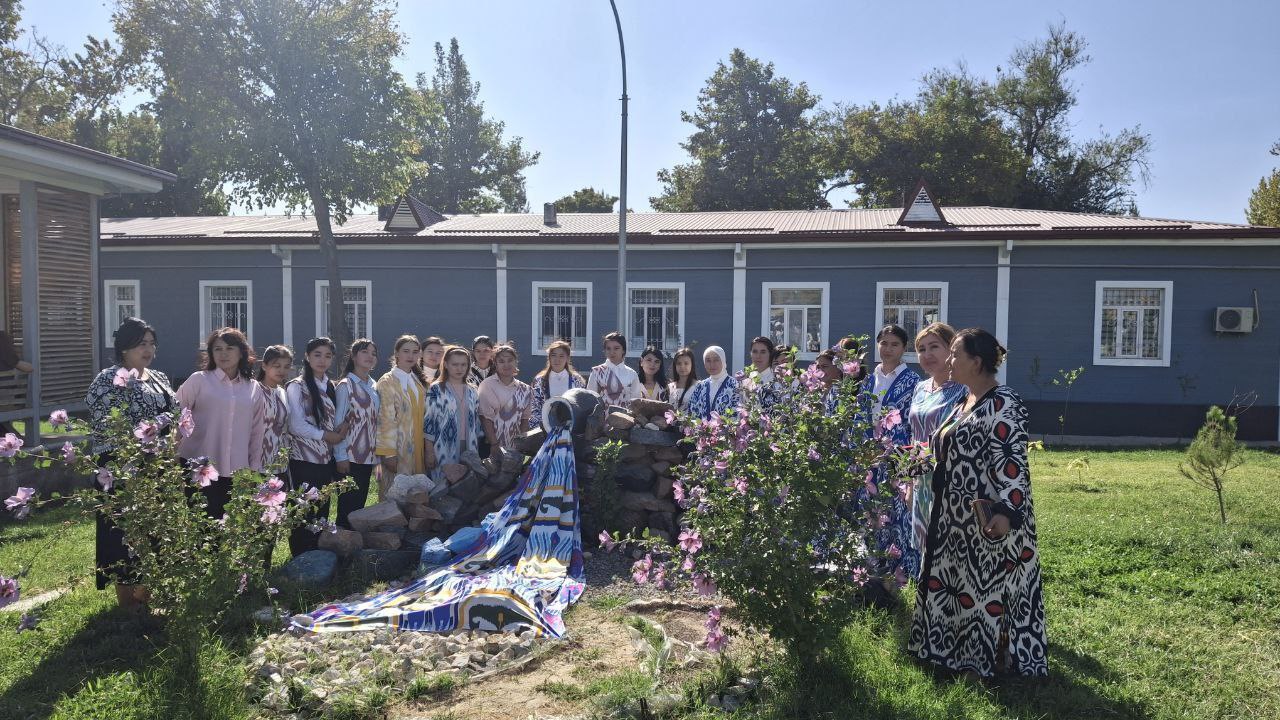 CHDPU talabalari harbiy qismda "Milliy liboslar - millat qiyofasi" shiori ostida milliy liboslar kuni bo'lib o'tdi. Gallery Image