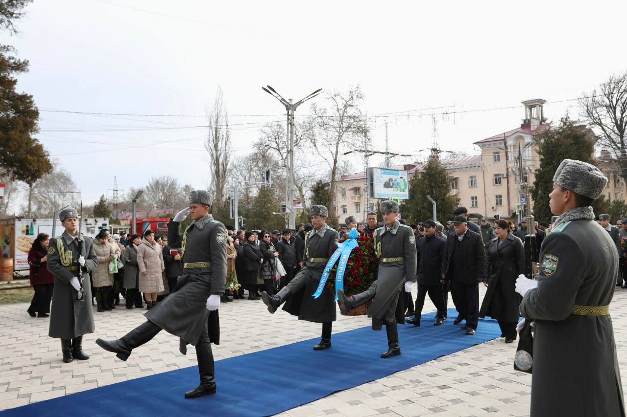 Alisher Navoiy haykali poyiga gullar qo‘yildi Gallery Image