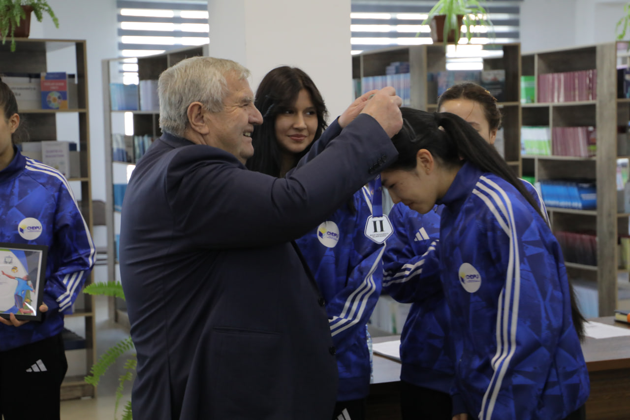 Rektor yuksak natijalari bilan g‘urur bag‘ishlagan sportchi talaba-qizlarni olqishladi Gallery Image