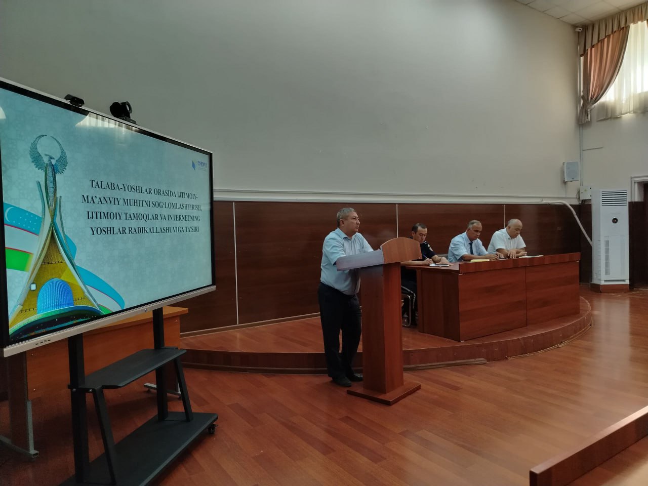 Chirchiq davlat pedagogika universitetida “Jaholatga qarshi – maʼrifat bilan kurash!” va “Inson qadri va huquqlarining ustuvorligi – taraqqiyot poydevori” mavzusida davra suhbati bo'lib o'tdi. Gallery Image