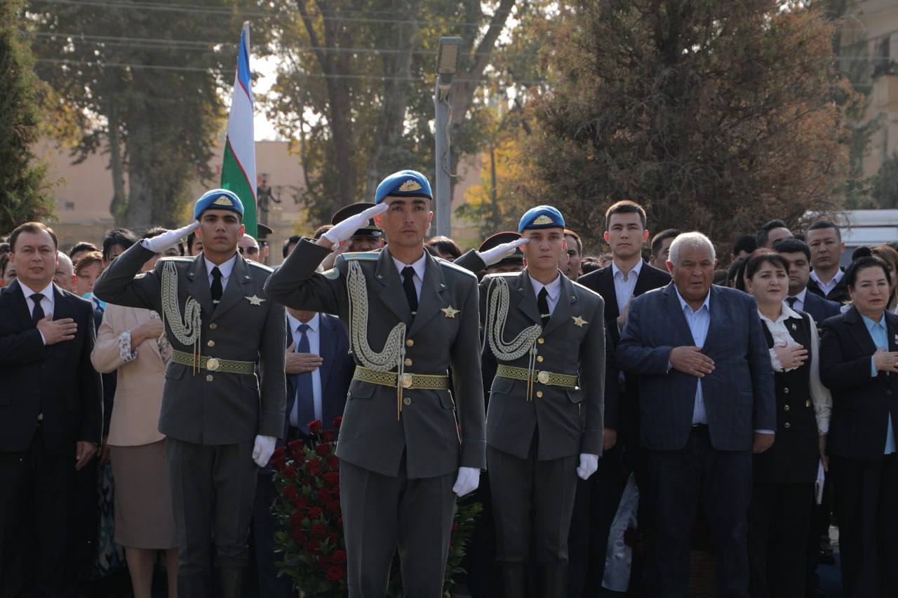 O‘zbek tili bayrami kuni munosabati bilan Alisher Navoiy haykali poyiga gulchambar qo‘yildi. Gallery Image