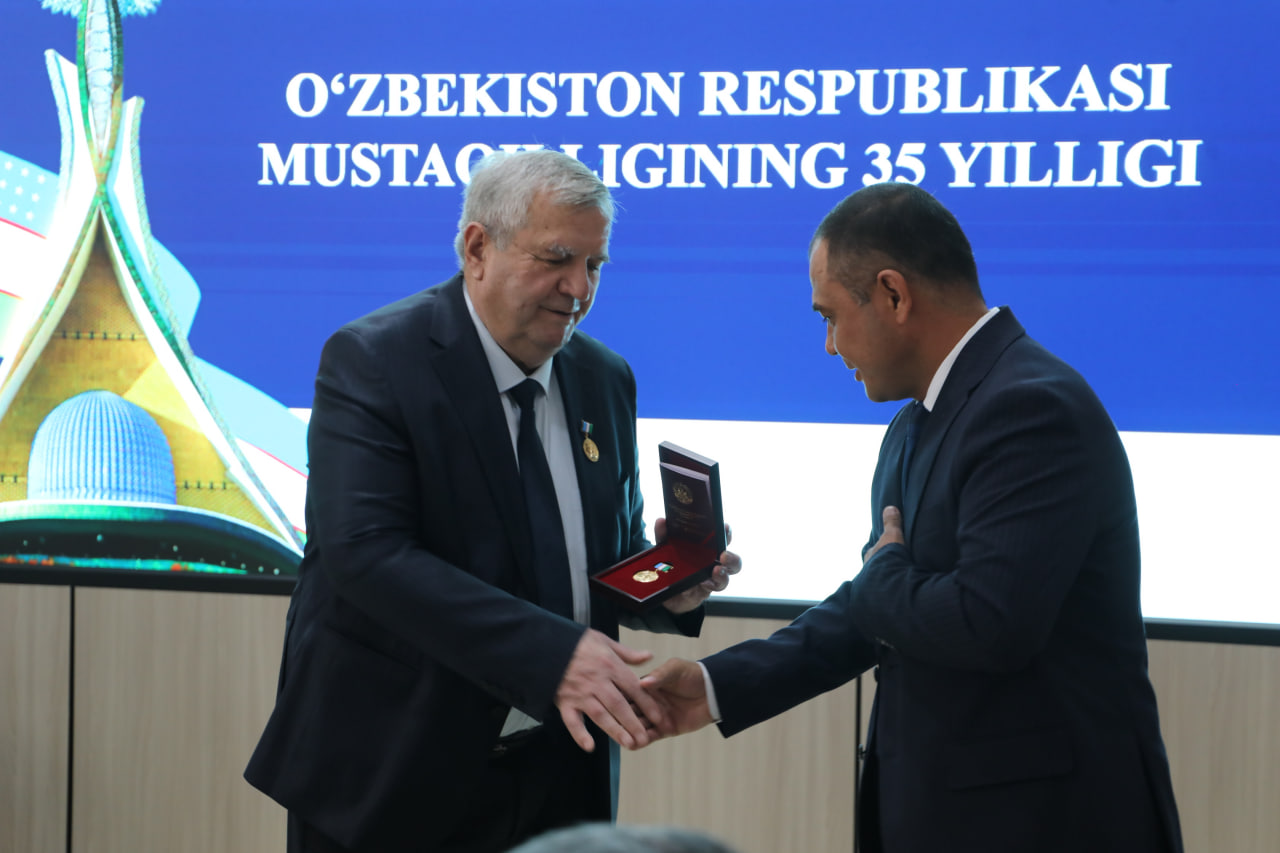 “O‘zbekiston Respublikasi mustaqilligining 35-yilligi” esdalik nishonlari topshirildi Gallery Image