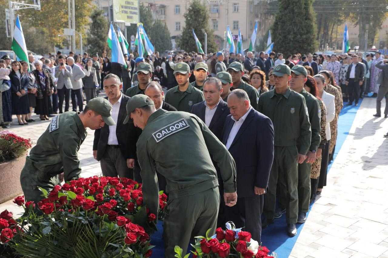 O‘zbek tili bayrami kuni munosabati bilan Alisher Navoiy haykali poyiga gulchambar qo‘yildi. Gallery Image