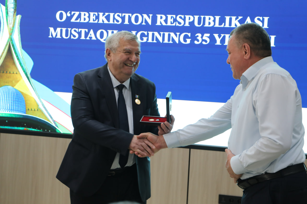 “O‘zbekiston Respublikasi mustaqilligining 35-yilligi” esdalik nishonlari topshirildi Gallery Image