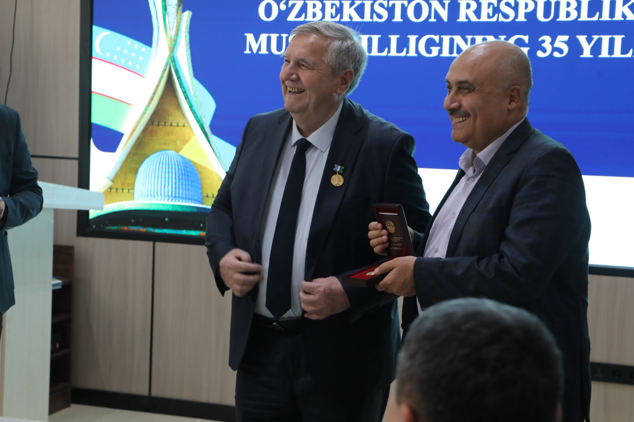 “O‘zbekiston Respublikasi mustaqilligining 35-yilligi” esdalik nishonlari topshirildi Gallery Image